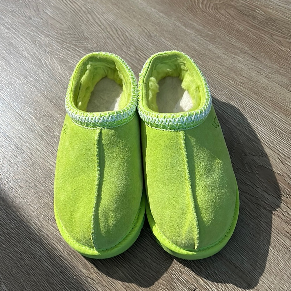 Neon green ugh slippers size 9 like brand new only worn once!!!